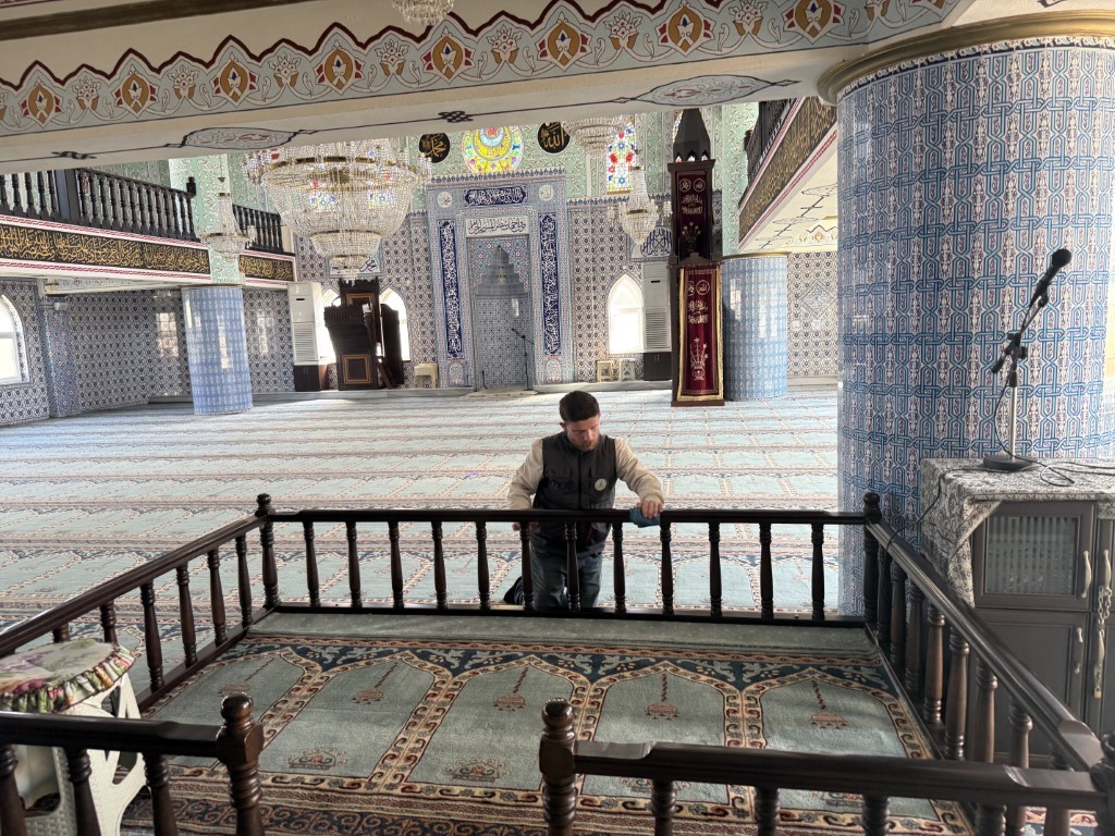Kartepe Belediyesi, bayram öncesi ilçe genelindeki camilerde kapsamlı bir temizlik