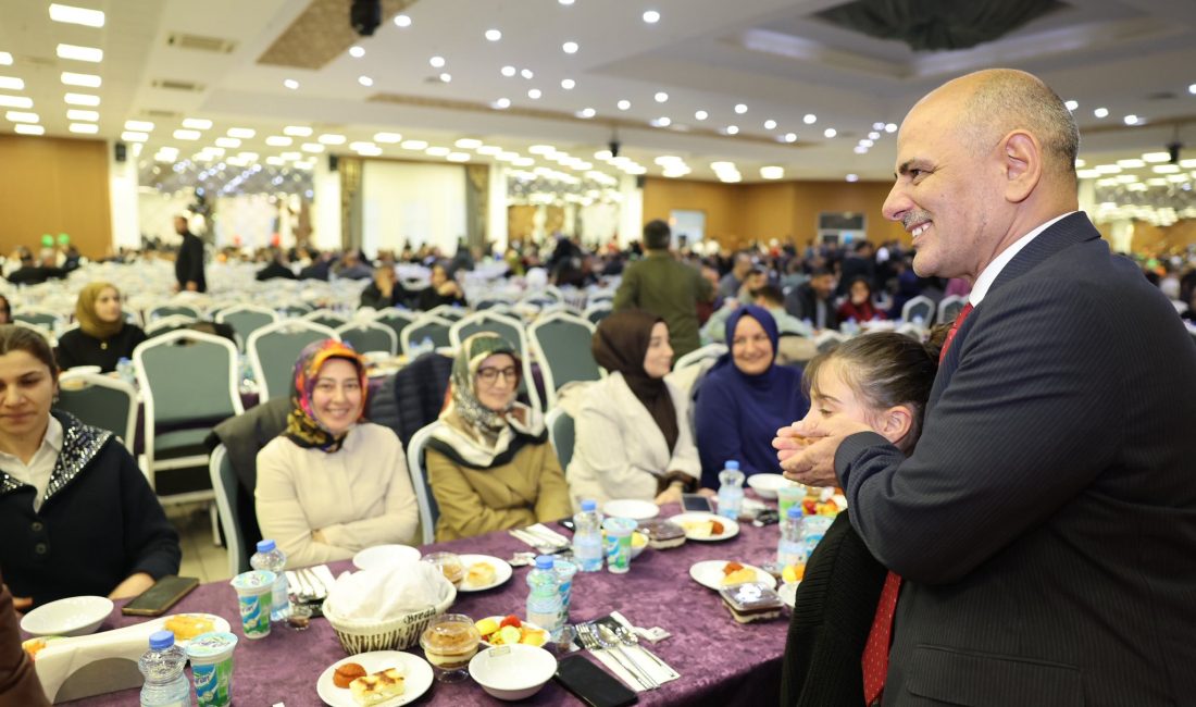 Körfez Belediyesi personeli, Ramazan ayı nedeniyle düzenlenen iftarda bir araya