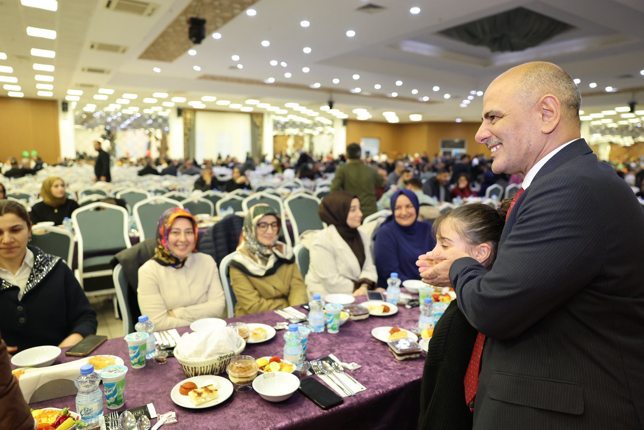 Körfez Belediyesi personeli, Ramazan ayı nedeniyle düzenlenen iftarda bir araya