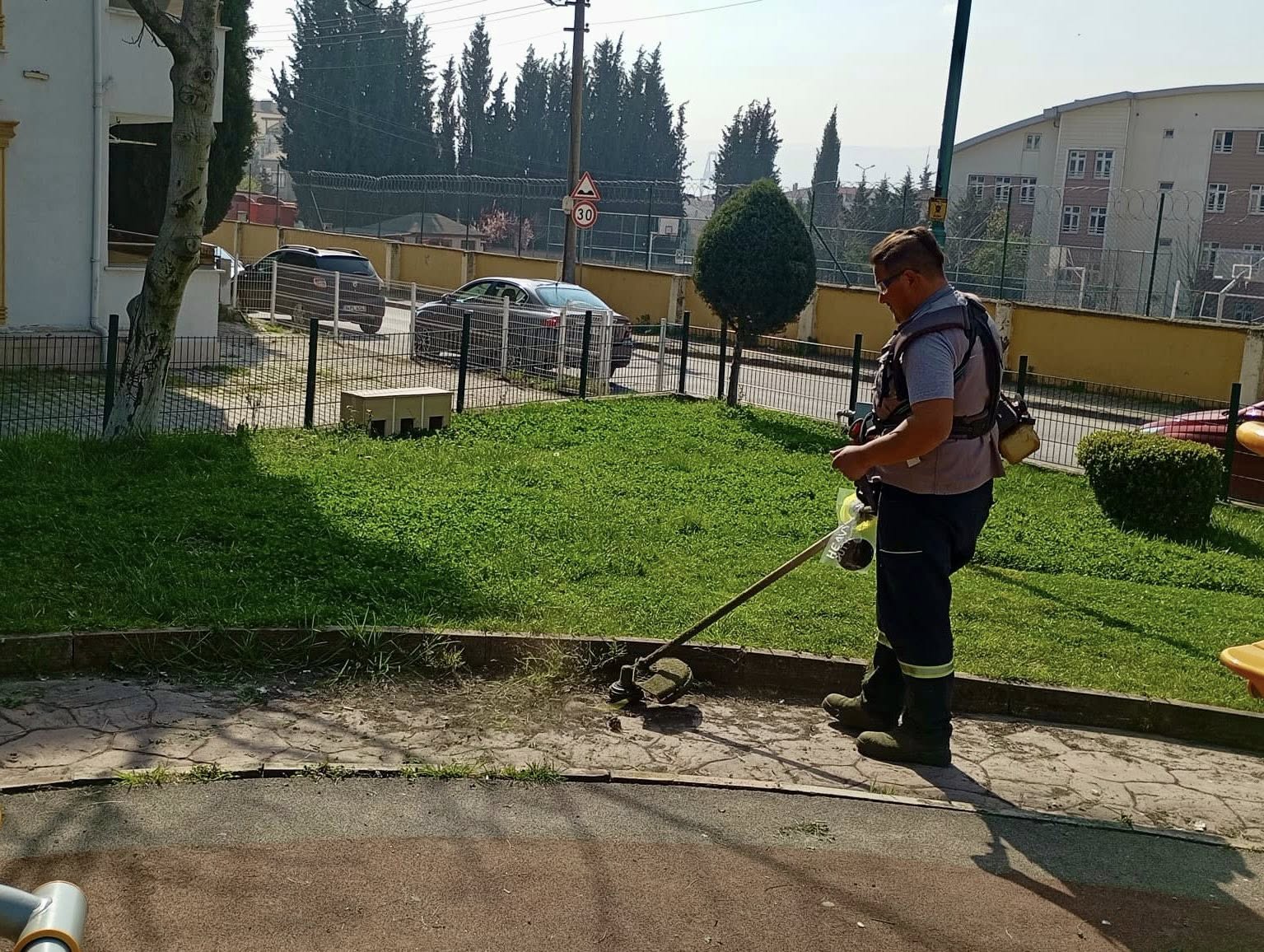 Körfez Belediyesi Park ve Bahçeler Müdürlüğü ekipleri, ilçe genelinde yeşil