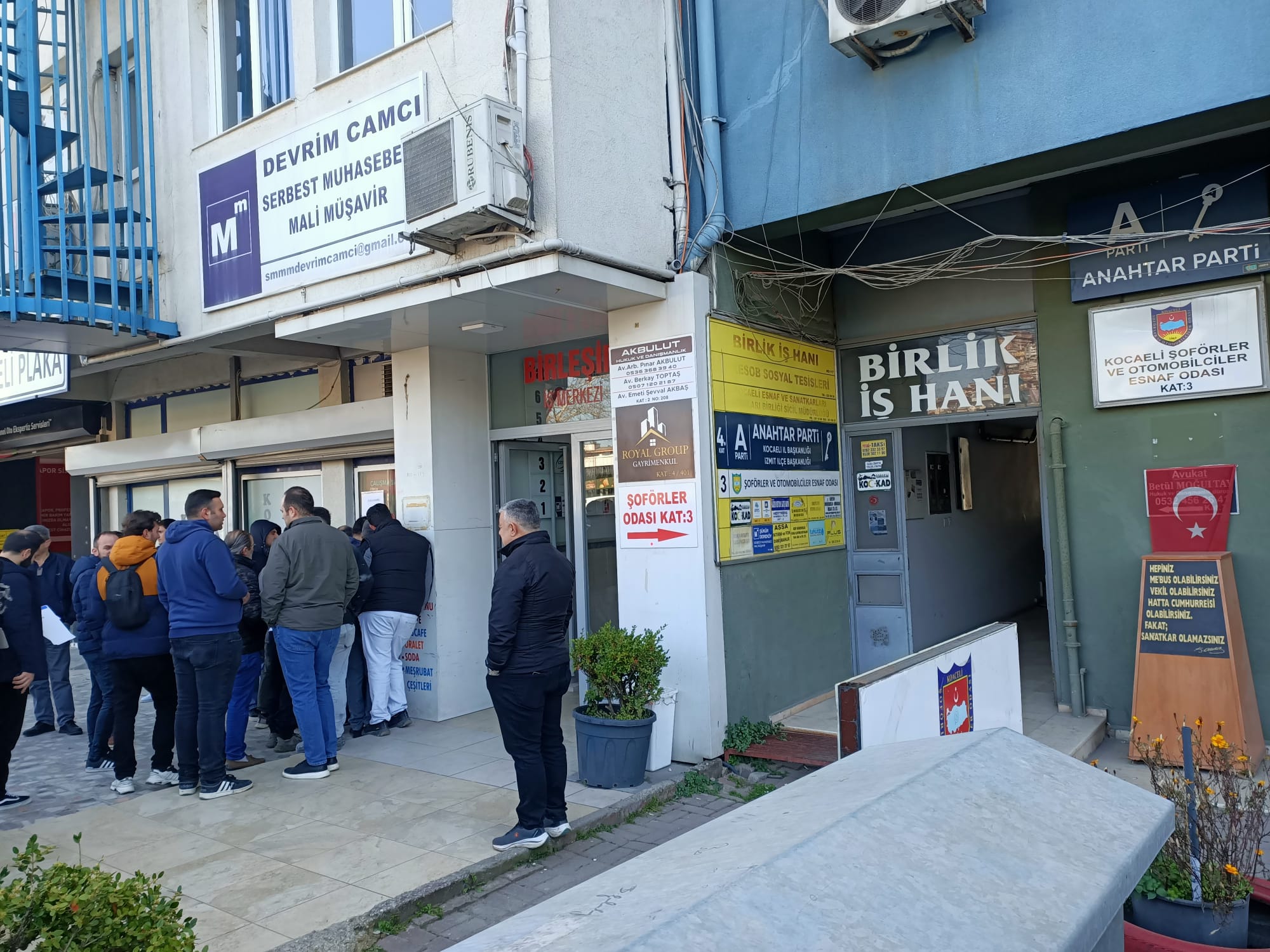 Araç plakalarına ilişkin çıkan iddiaların ardından Kocaeli’de sürücüler plakacılara akın