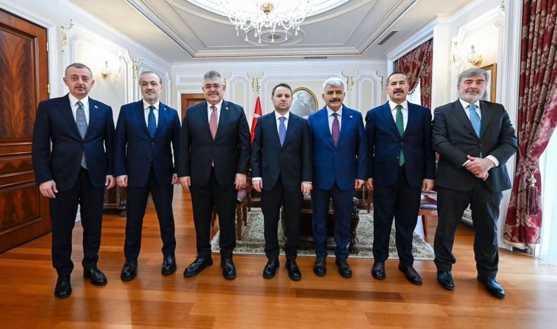 Kocaeli Büyükşehir Belediye Başkanı Tahir Büyükakın’ın da yer aldığı AK