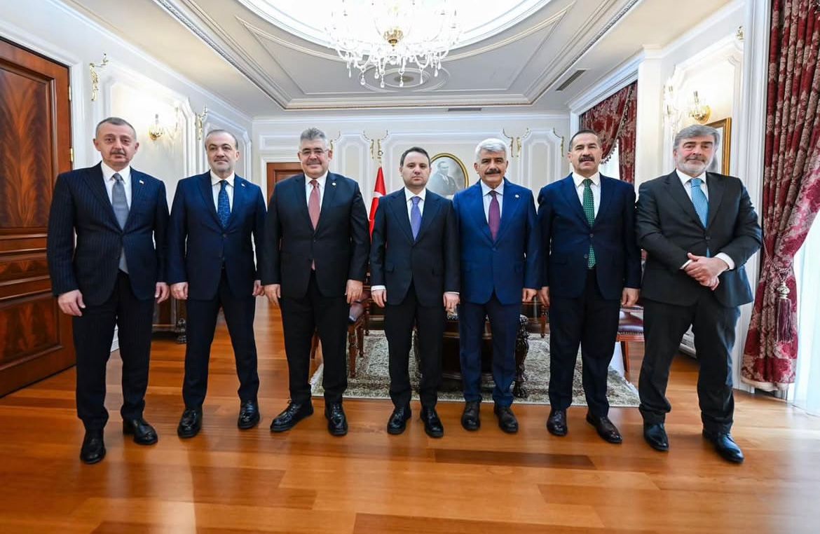 Kocaeli Büyükşehir Belediye Başkanı Tahir Büyükakın’ın da yer aldığı AK