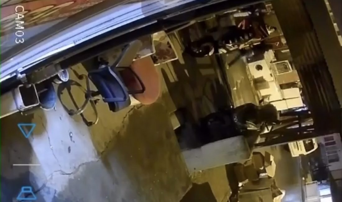 Gölcük’te kimliği belirsiz bir kişi bıçakla yol keserek vatandaşlara saldırdı,