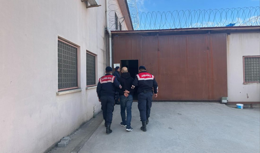 Kocaeli’nin Kartepe ilçesinde jandarma ekiplerinin düzenlediği operasyonda, uyuşturucu ticareti suçundan