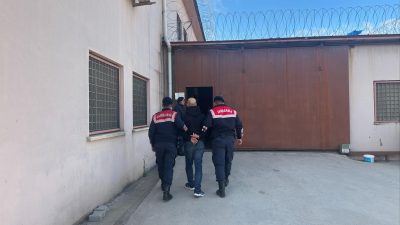 Kocaeli’nin Kartepe ilçesinde jandarma ekiplerinin düzenlediği operasyonda, uyuşturucu ticareti suçundan