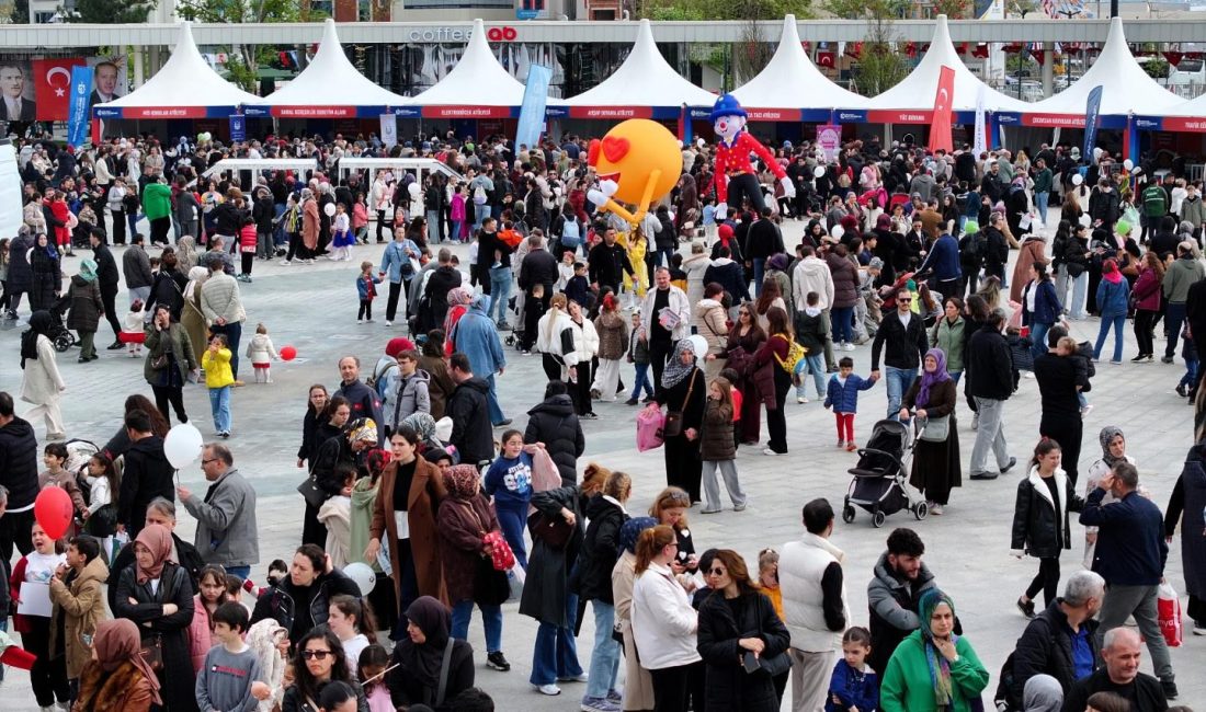 Kocaeli Büyükşehir’in İzmit Milli İrade Meydanı’nda organize ettiği 23 Nisan