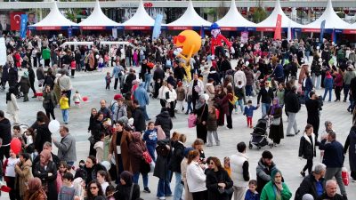 Kocaeli Büyükşehir’in İzmit Milli İrade Meydanı’nda organize ettiği 23 Nisan