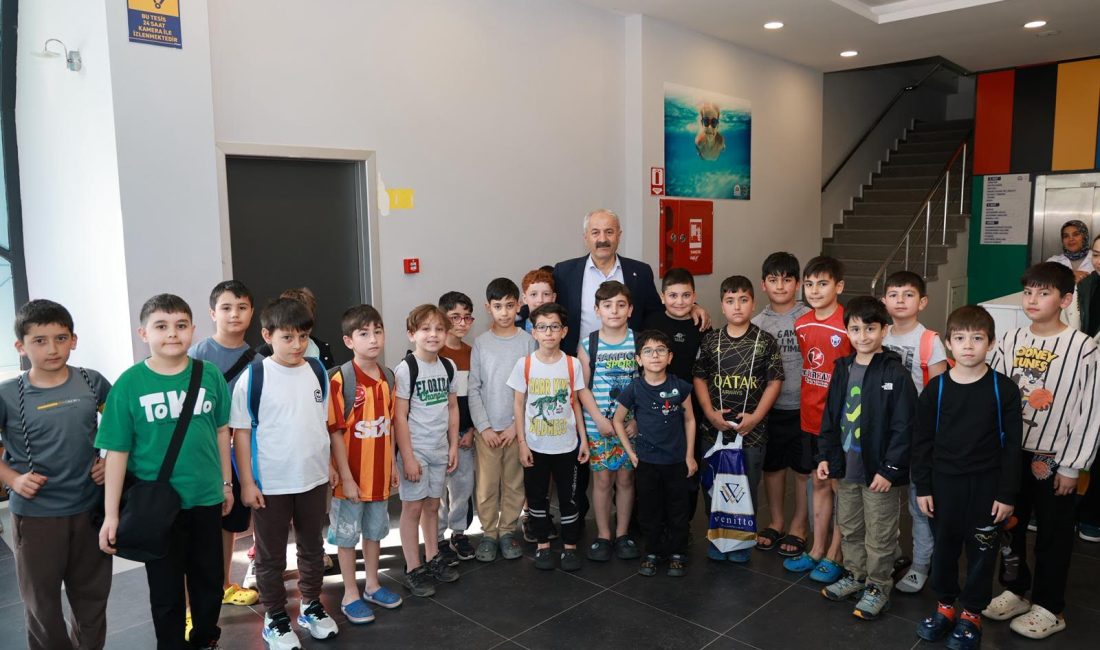 Sümeyye Boyacı Yarı Olimpik Yüzme Havuzu’nda eğitim alan çocuklarla bir