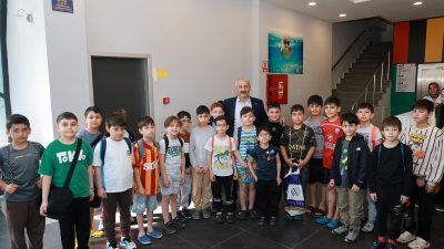 Sümeyye Boyacı Yarı Olimpik Yüzme Havuzu’nda eğitim alan çocuklarla bir