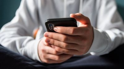 Dijital güvenlik uzmanları, ebeveynlerin sosyal medyada çocuklarına dair yaptığı paylaşımların