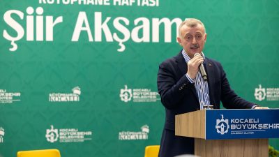 Kocaeli Büyükşehir Belediye Başkanı Tahir Büyükakın, Kütüphane Haftası dolayısıyla düzenlenen