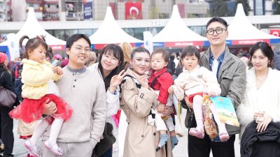 Kocaeli Büyükşehir Belediyesi’nin İzmit Milli İrade Meydanı’nda düzenlediği 23 Nisan