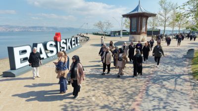 Kadın ve Aile Hizmetleri Müdürlüğünce düzenlenen “Adım Adım Başiskele” yürüyüş