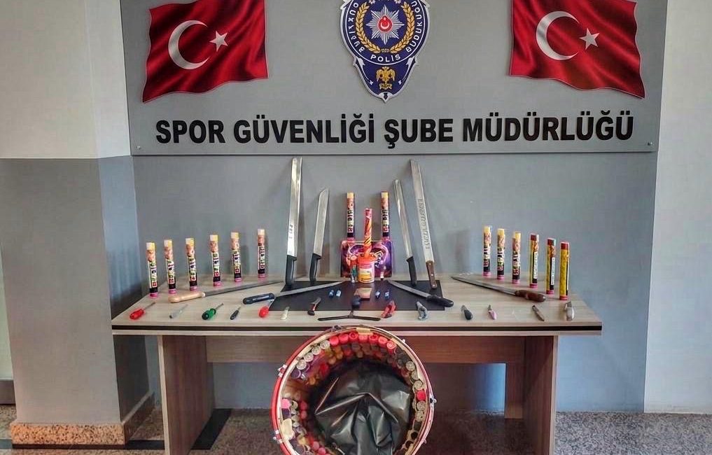 Kocaeli’de oynanan Kocaelispor–Göztepe maçında yapılan denetimlerde çok sayıda meşale ve