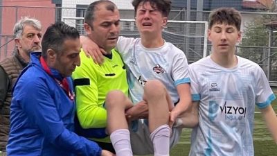 Kocaeli U15 Ligi'nde oynanan karşılaşmada sakatlanan ve acı içinde kalan
