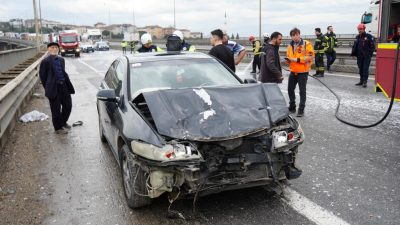TEM Otoyolu'nun Kocaeli geçişinde seyir halindeki bir araçtan dökülen imalat