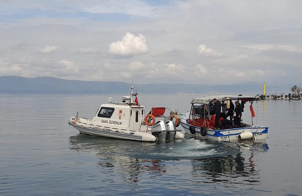 Kocaeli'nin Karamürsel ilçesinde denize açılan teknedeki kişilerin dalış yaptığını gören