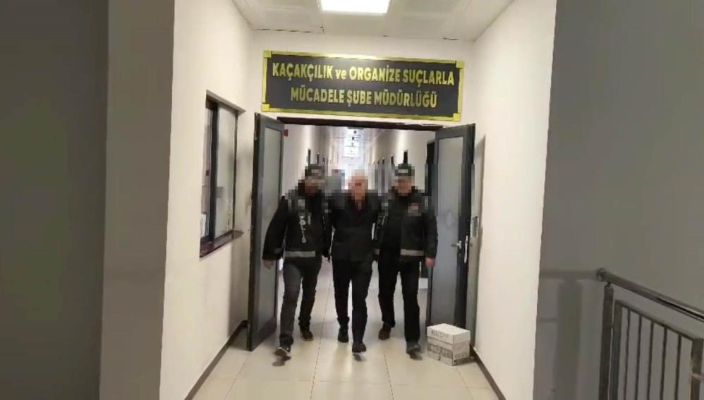Kocaeli'nin İzmit ilçesinde düzenlenen operasyonda, hakkında 8 ayrı suçtan aranma