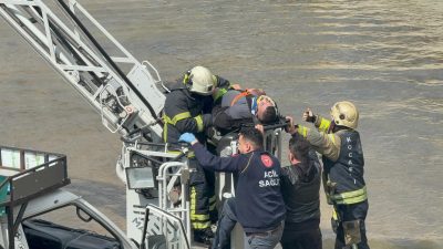 Kocaeli'nin İzmit ilçesinde demir korkulukları aşan kamyonetin dereye düştüğü kazada