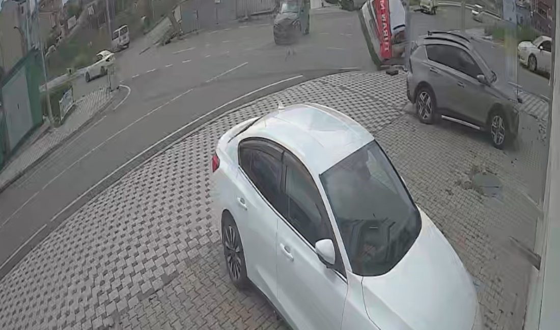 Kocaeli'nin Çayırova ilçesinde iki SUV tipi aracın çarpıştığı kazada araçlardan