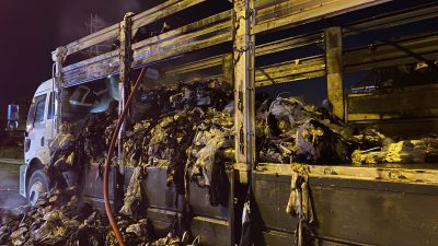 Kocaeli’nin Derince ilçesinde TEM Otoyolu üzerinde seyir halindeki tekstil yüklü