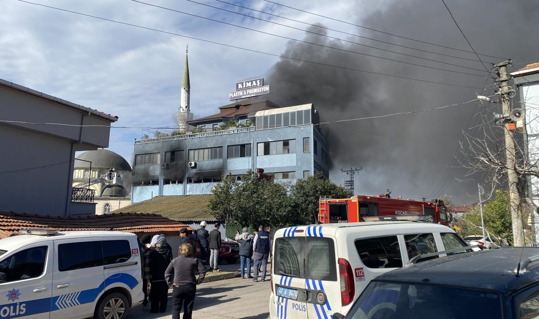 Kocaeli'nin Körfez ilçesinde plastik ve promosyon fabrikasında çıkan yangın, itfaiye
