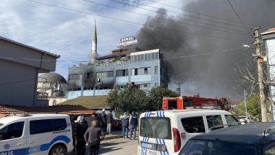 Kocaeli'nin Körfez ilçesinde plastik ve promosyon fabrikasında çıkan yangın, itfaiye