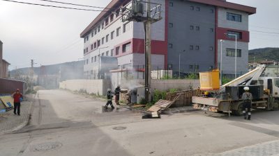 Kocaeli’nin Körfez ilçesinde elektrik trafosunda çıkan yangın, mahalleliye korku dolu