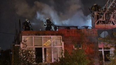 Kocaeli'nin Çayırova ilçesinde bir evin çatı katında çıkan yangın, itfaiye