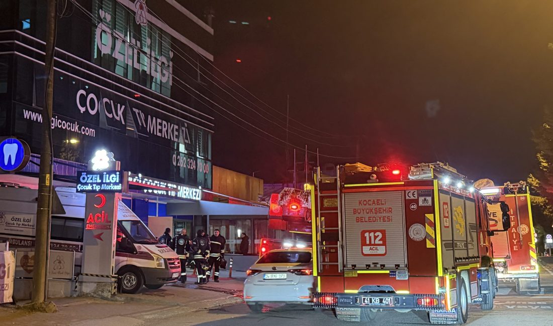 Kocaeli'nin İzmit ilçesinde özel hastanede çıkan yangın paniğe neden oldu.