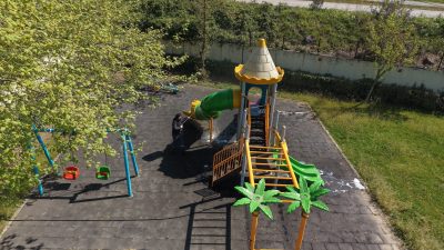 Çayırova'da ekipler, çocukların daha hijyenik alanlarda vakit geçirmesi için oyun