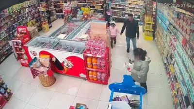 Kocaeli'nin Kartepe ilçesinde markette otizmli olabileceği değerlendirilen çocuğun darp edildiği