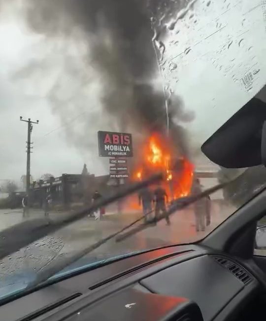 Kocaeli'nin Başiskele ilçesinde iş yeri alevlere teslim oldu, yangın itfaiye