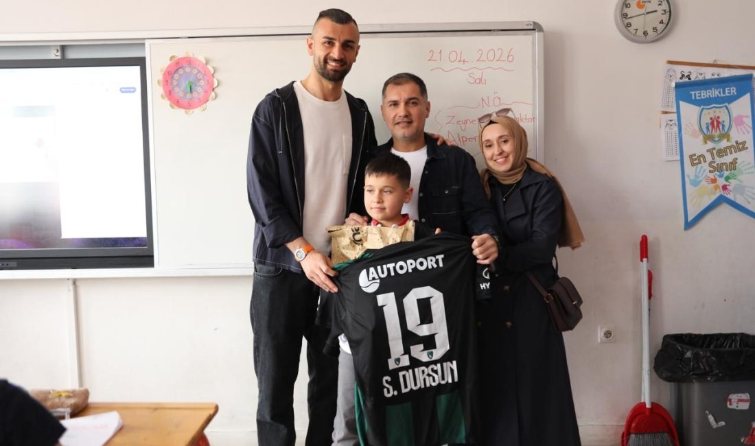 Kocaelispor - Göztepe maçında Serdar Dursun'un penaltı golünü kaydeden minik