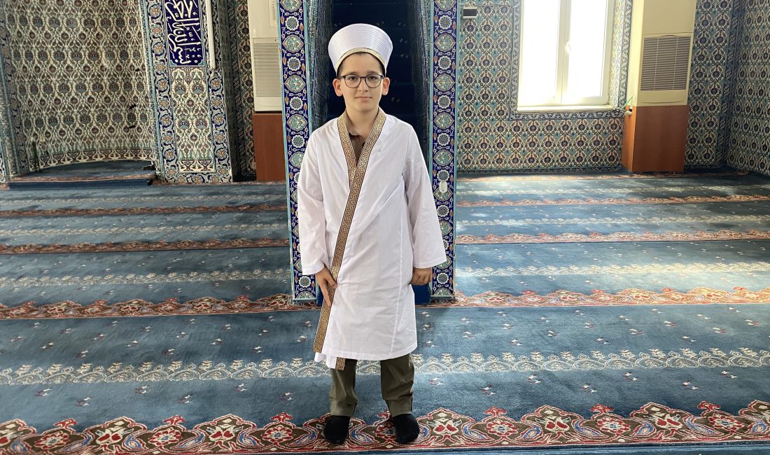 Kocaeli'de 9 yaşındaki Erdem Demirkır, 3 bin kişinin katıldığı cemaatte