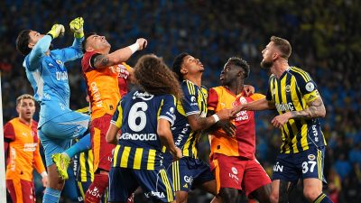 Galatasaray ile Fenerbahçe yarın oynanacak derbiyle 406. kez rakip olacak.
