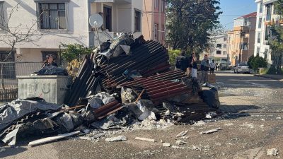 Kocaeli'nin Darıca ilçesinde tadilat yapılan 5 katlı binanın çatısında çıkan