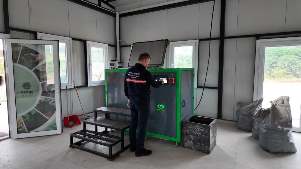 Çayırova Belediyesi tarafından kurulan kompost üretim tesisinde, organik atıklar işlenerek