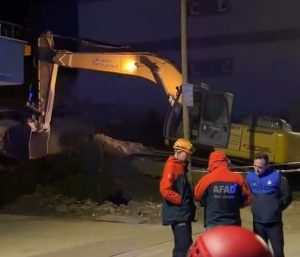 Kocaeli'nin Çayırova ilçesinde devam eden inşaatın temel kazısı sonrasında, bitişikteki
