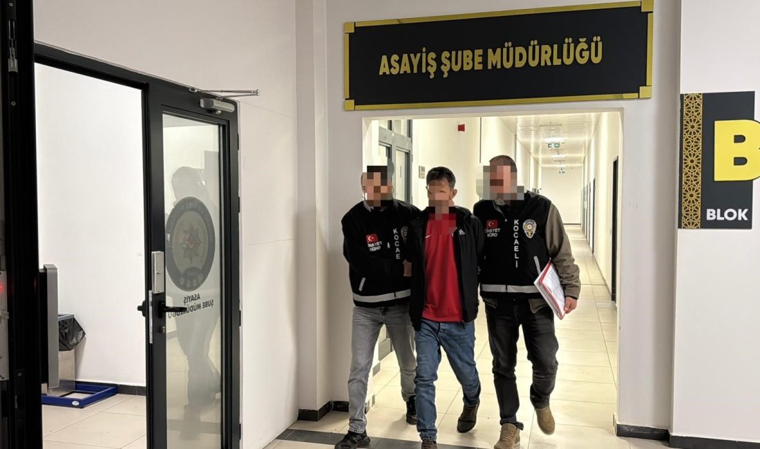 Kocaeli'de eşini 8 bıçak darbesiyle öldüren sanık, yatak odasında arkadaşına