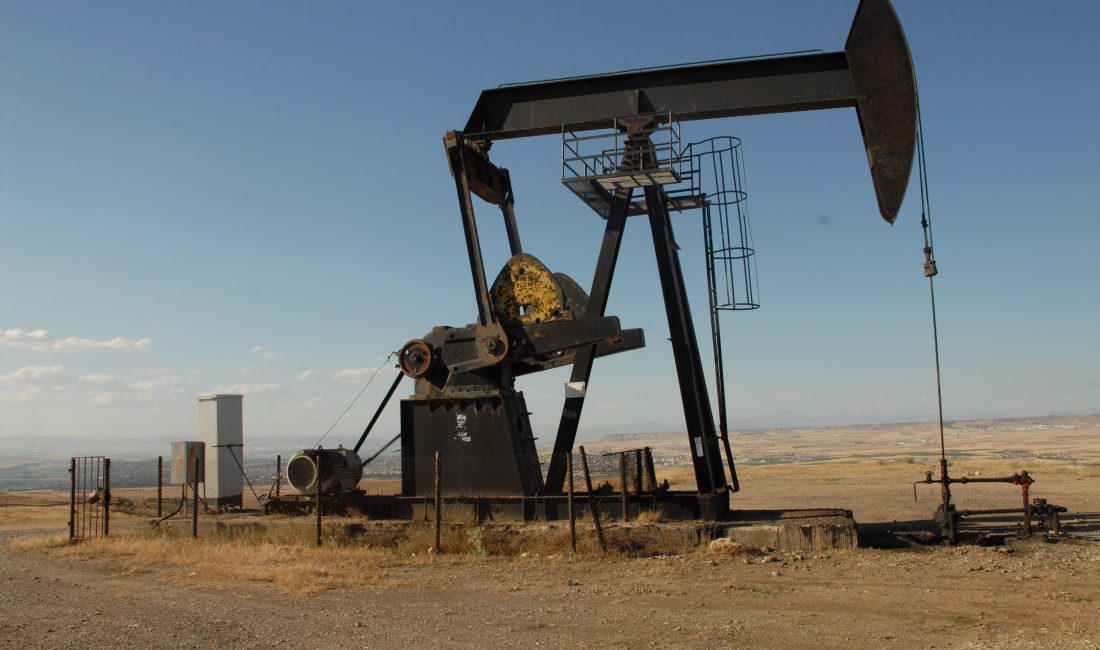 Petrol fiyatları İran'a yönelik uzun süreli abluka endişeleriyle yükseldi. Brent