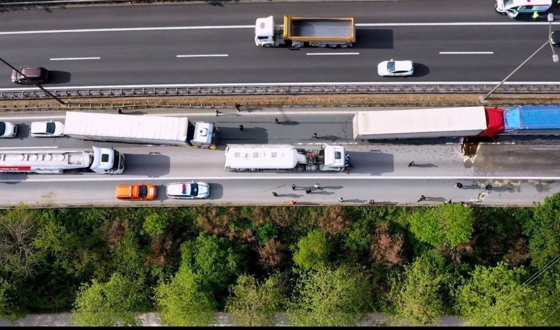 Kocaeli'de TEM Otoyolu'nun Ankara istikametinde 6 tır karıştığı zincirleme kaza