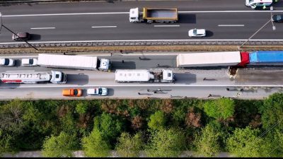 Kocaeli'de TEM Otoyolu'nun Ankara istikametinde 6 tır karıştığı zincirleme kaza