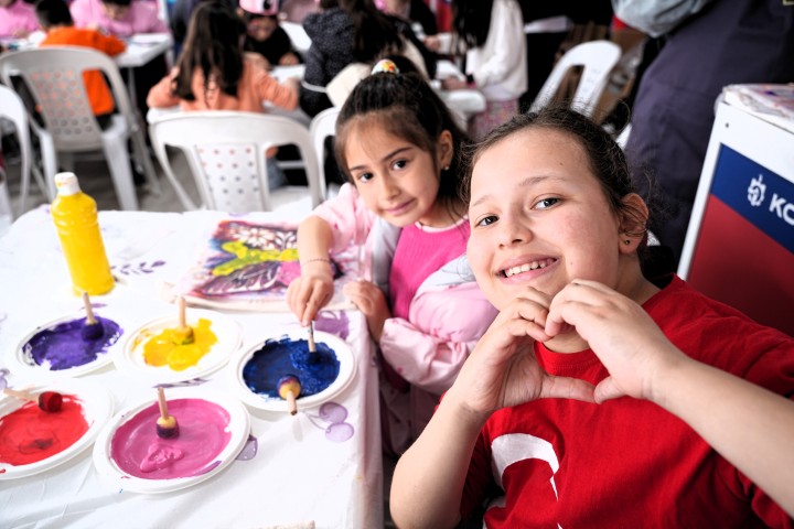 İzmit Milli İrade Meydanı’nda düzenlenen 23 Nisan Çocuk Şenliği “Bi