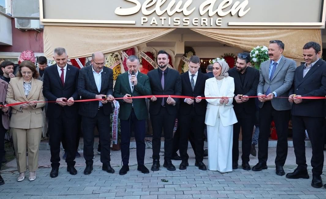 Kocaeli Büyükşehir Belediye Başkanı Tahir Büyükakın, Gölcük’te Selviden Patisserie’nin, Başiskele’de