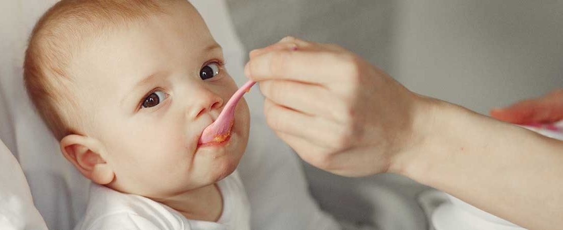 Bebeklerde ek gıdaya geçiş sürecinin, bebek için önemli bir gelişim