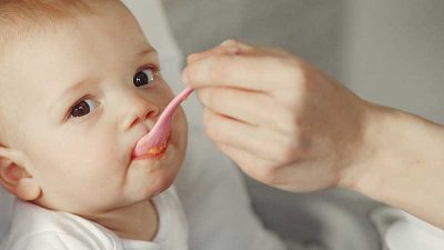 Bebeklerde ek gıdaya geçiş sürecinin, bebek için önemli bir gelişim