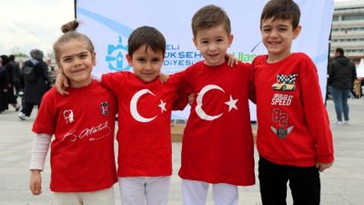 Büyükşehir Belediyesi tarafından İzmit Milli İrade Meydanı’nda kurulan 23 Nisan