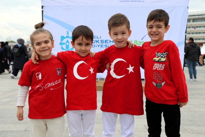 Büyükşehir Belediyesi tarafından İzmit Milli İrade Meydanı’nda kurulan 23 Nisan